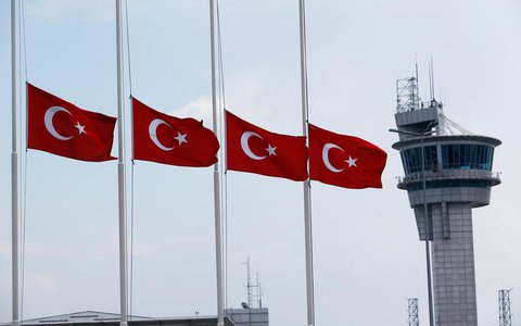 Flaggen auf Halbmast am Flughafen von Istanbul. Foto: REUTERS/Murad Sezer 