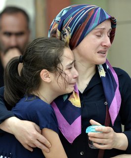 Eine Frau und ein Mädchen vor einer Leichenhalle in Istanbul. DENIZ TOPRAK +++(c) dpa - Bildfunk+++