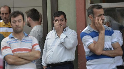 Männer warten vor einer Leichenhalle in Istanbul. Foto: DENIZ TOPRAK +++(c) dpa - Bildfunk+++
