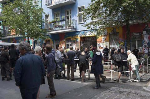 So sah es am Nachmittag vor Ort in der Rigaer94 aus. (Foto: Paul Zinken/dpa)