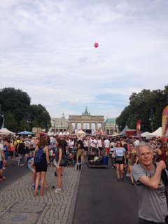 Die Stimmung am Brandenburger Tor ist gut.