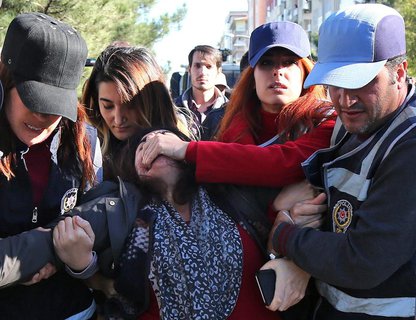 Die türkische Polizei bei der Verhaftung der ehemaligen kurdischen Abgeordneten Sebahat Tuncel am Freitag in Diyarbakir.