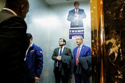 Nigel Farage (rechts) auf dem Weg zu Donald Trump