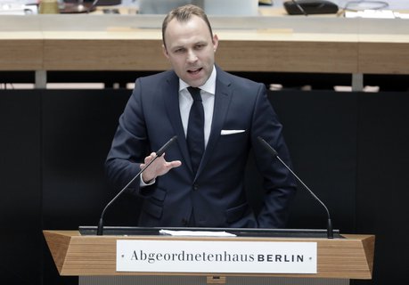 Sebastian Czaja, Fraktionschef der Berliner FDP, bei seinem Statement im Abgeordnetenhaus. Foto: dpa