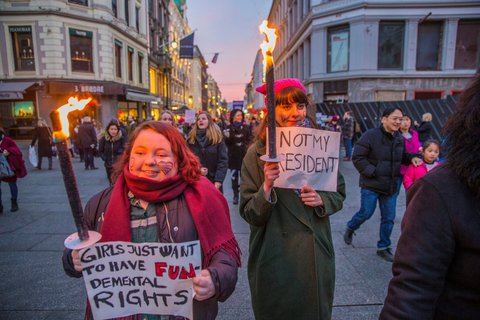 In Oslo, Norwegen, wird mit Fackeln gegen den neuen US-Präsidenten protestiert. Foto: NTB Scanpix/Stian Lysberg Solum via Reuters