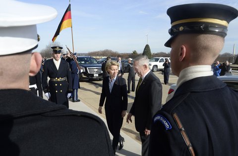 Bundesverteidigungsministerin Ursula von der Leyen wird in Washington von ihrem Kollegen James Mattis begrüßt (AFP).