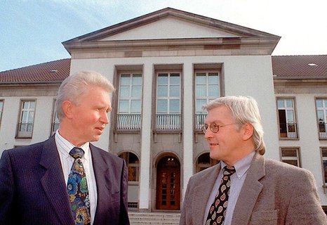 1996 wird Steinmeier Leiter der Niedersächsischen Staatskanzlei. Das Foto zeigt ihn mit seinem Vorgänger Willi Waike in Hannover.