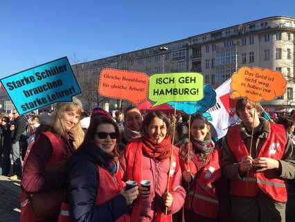 Viele Plakate sind unter den Demonstrierenden. Meinungen werden so symbolisiert. Julica Osterhage