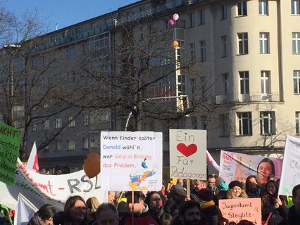 Viele Plakate vor dem Rathaus Schöneberg. Julica Osterhage
