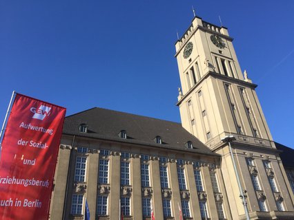 Blauer Himmel beim Warnstreik am Rathaus Schöneberg. Julica Osterhage