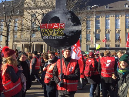 Bunt bemalte, kreative Plakate sind hier am Schöneberger Rathaus vertreten. Julica Osterhage