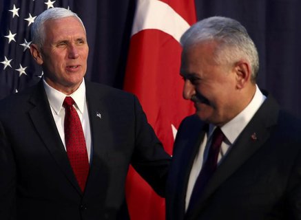 US-Vizepräsident Mike Pence (links) und der türkische Ministerpräsident Binali Yildirim auf der Sicherheitskonferenz in München. (Foto: Reuters/ Michael Dalder)