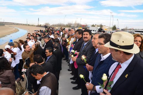 Mauer aus Menschen: Mit weißen und farbigen Rosen in der Hand haben zahlreiche Menschen an der Grenze zwischen Mexiko und den USA am Ufer des Rio Grande gegen die Einwanderungspolitik von US-Präsident Trump. Der Protest fand am Freitag statt. (Foto: dpa)