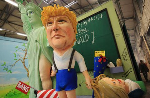 Ein Motivwagen, der den US-Präsidenten Donald Trump und die Freiheitsstatue darstellen soll, am Dienstag in Köln (Nordrhein-Westfalen) bei der Vorstellung der Wagen für den Rosenmontagsumzugs Foto: Oliver Berg/dpa