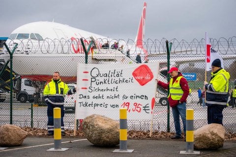Protest am Flughafenzaun. Foto: dpa