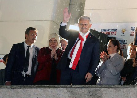 Noch-Ministerpräsident Binali Yildirim (winkend) auf dem Balkon des AKP-Hauptquartiers in der Haupstadt Ankara.  AFP PHOTO / ADEM ALTAN
