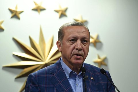 Erdogan in seiner ersten Fernseh-Ansprache nach dem Referendum. AFP PHOTO / Bulent Kilic 
 