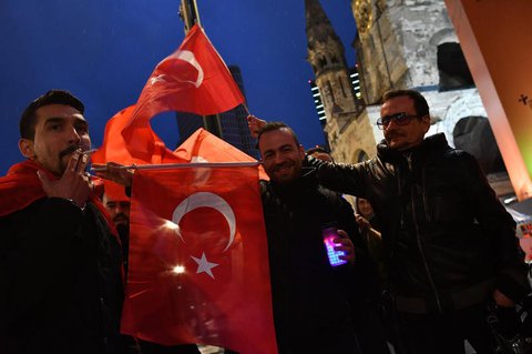Einig kleine GruppeTürken feiert auf dem Kurfürstendamm in Berlin das Referendumsergebnis. Foto: Paul Zinken/dpa