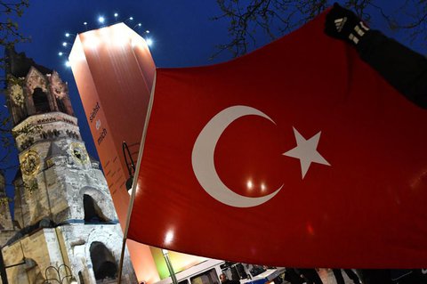 Eine kleine Gruppe Türken feiert auf dem Kurfürstendamm in Berlin das Referendumsergebnis. Foto: Paul Zinken/dpa