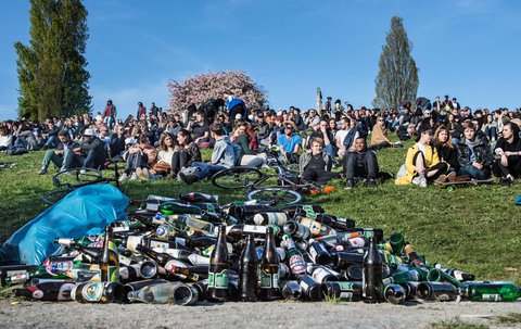 Zahlreiche Flaschen liegen im Mauerpark. Foto: dpa