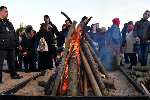Am Lagerfeuer. Foto: dpa