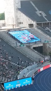 Plakative Grüße. Zum Karriereende von Christina Obergföll, Linda Stahl, Betty Heidler und Björn Otto hat das Istaf über dem Marathontor noch ein Dank ausgerollt.