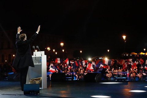 Emmanuel Macron dankt den Mitstreitern und Unterstützern bei seiner Dankesrede am Pariser Louvre.