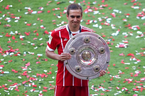 Bayern Munich's Philipp Lahm celebrates with the trophy after winning the Bundesliga
X01095 / REUTERS