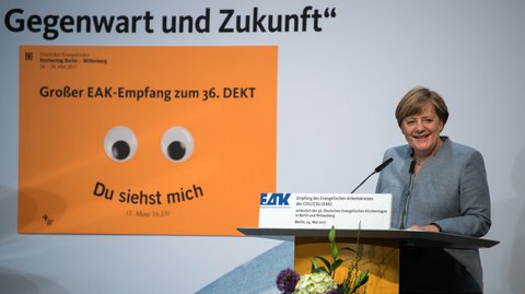 Angela Merkel spricht bei einem Empfang des Evangelischen Arbeitskreises der CDU/CSU anlässlich des Kirchentags 2017. Foto: dpa