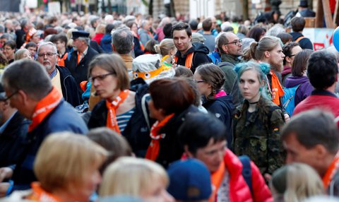 Der Abend der Begegnung mit vielen Menschen auf der Straße. Foto: Reuters