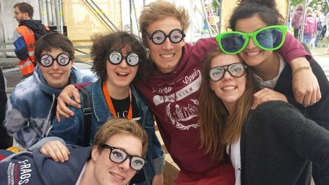Du siehst mich. Das Motto des Kirchentages spiegelt sich im Brillenmodell dieser jungen Menschen am Askanischen Platz wider.