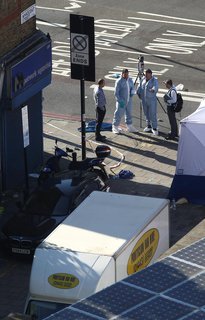 Forensiker bei der Untersuchung des Anschlagsortes. Foto: REUTERS/Neil Hall