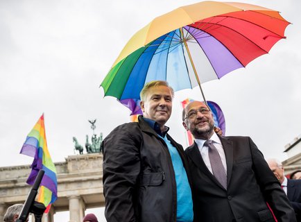 SPD-Kanzlerkandidat Martin Schulz und Berlins ehemaliger Regierender Bürgermeister Klaus Wowereit bei einer Veranstaltung der SPD zur Ehe für alle vor dem Brandenburger Tor in Berlin. (Foto: Michael Kappeler/dpa)