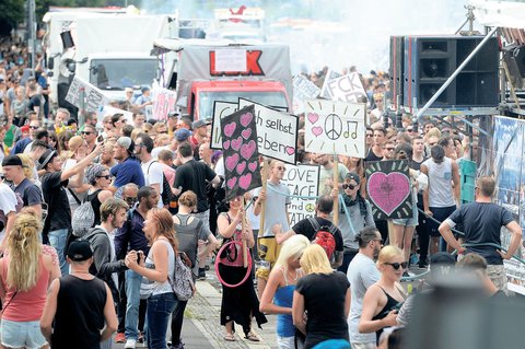 Im vergangenen Jahre zog der Zug der Liebe bei Sonne durch Berlin.