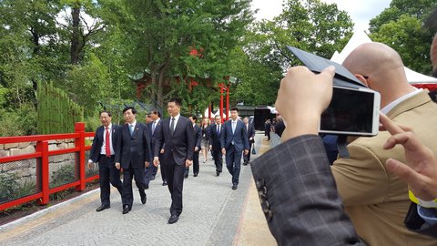 Die Delegation mit dem Präsidenten Chinas kommt