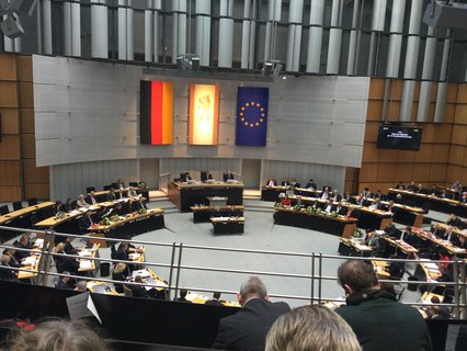 Nun ist die Regierungsbank gefüllt.