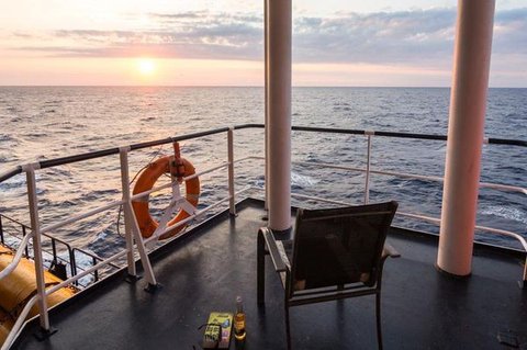 Ein Platz an der Sonne. Die Kabinen der „Combi Dock III“ haben keine Außenbalkone. Gute Aussichten und ein geschütztes Plätzchen sind dennoch leicht zu finden. Foto: Jan Sieg