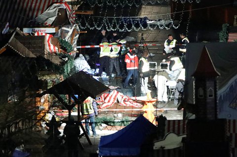 Covered dead bodies lie on the ground of a Christmas market after a truck ploughed through a crowd in Berlin
X00616 / REUTERS