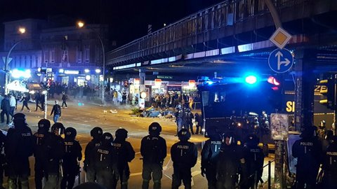 Die gelöschten Mülleimer an der Sternbrücke. Foto: Frank Jansen