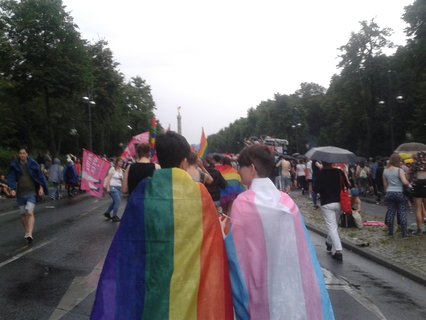 Die Party geht weitet trotz des Regens. Am Brandenburger Tor scheint schon wieder die Sonne. Foto: Jana Demnitz