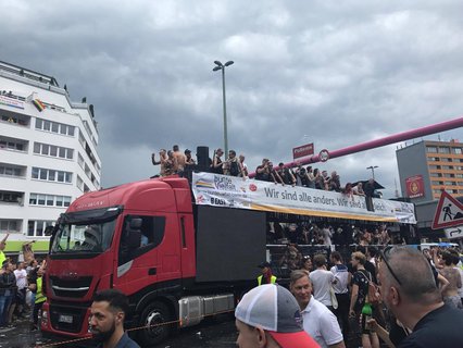 Der letzte Wagen der Parade kommt ohne Musik ins Ziel. Getanzt wird trotzdem.