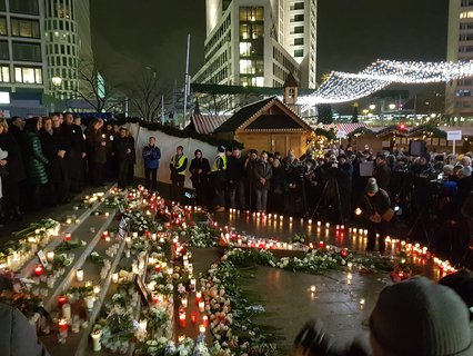 Leuchtzeichen für die Opfer, die vor einem Jahr am Breitscheidplatz ihr Leben verloren oder verletzt wurden.