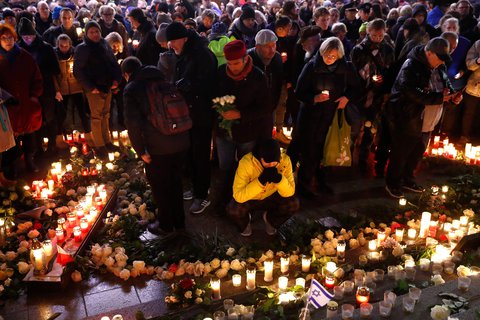 Am Breitscheidplatz: Da, wo genau ein Jahr zuvor Chaos und Leid herrschten, erinnerten heute viele mit Blumen und Kerzen an die Opfer.