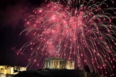 Feuerwerk über der Akropolis in Athen