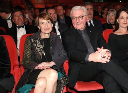 Auch Bundespräsident Frank-Walter Steinmeier sitzt mit seiner Frau im Publikum. 