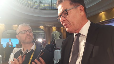 Entwicklungsminister Gerd Müller spricht in München mit Journalisten.