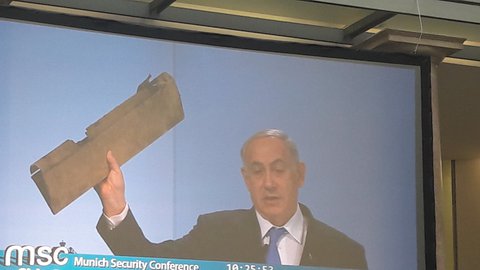 Der israelische Premier Netanjahu zeigt auf der Münchner Sicherheitskonferenz ein Trümmerteil. Es stamme von einer iranischen Drohne, die Israel am 10.2. in israelischem Luftraum abgeschossen hat.