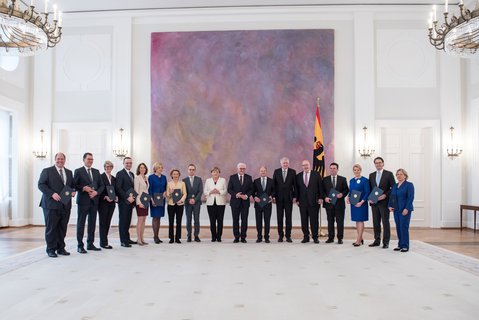 Kanzlerin Angela Merkel, ihre 15 Ministerinnen und Minister – und in der Mitte Bundespräsident Frank-Walter Steinmeier 