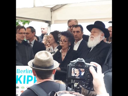 Lea Rosh beginnt zu reden.