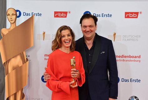 Marie Bäumer und Charly Hübner freuen sich über die Lola für Bäumer.